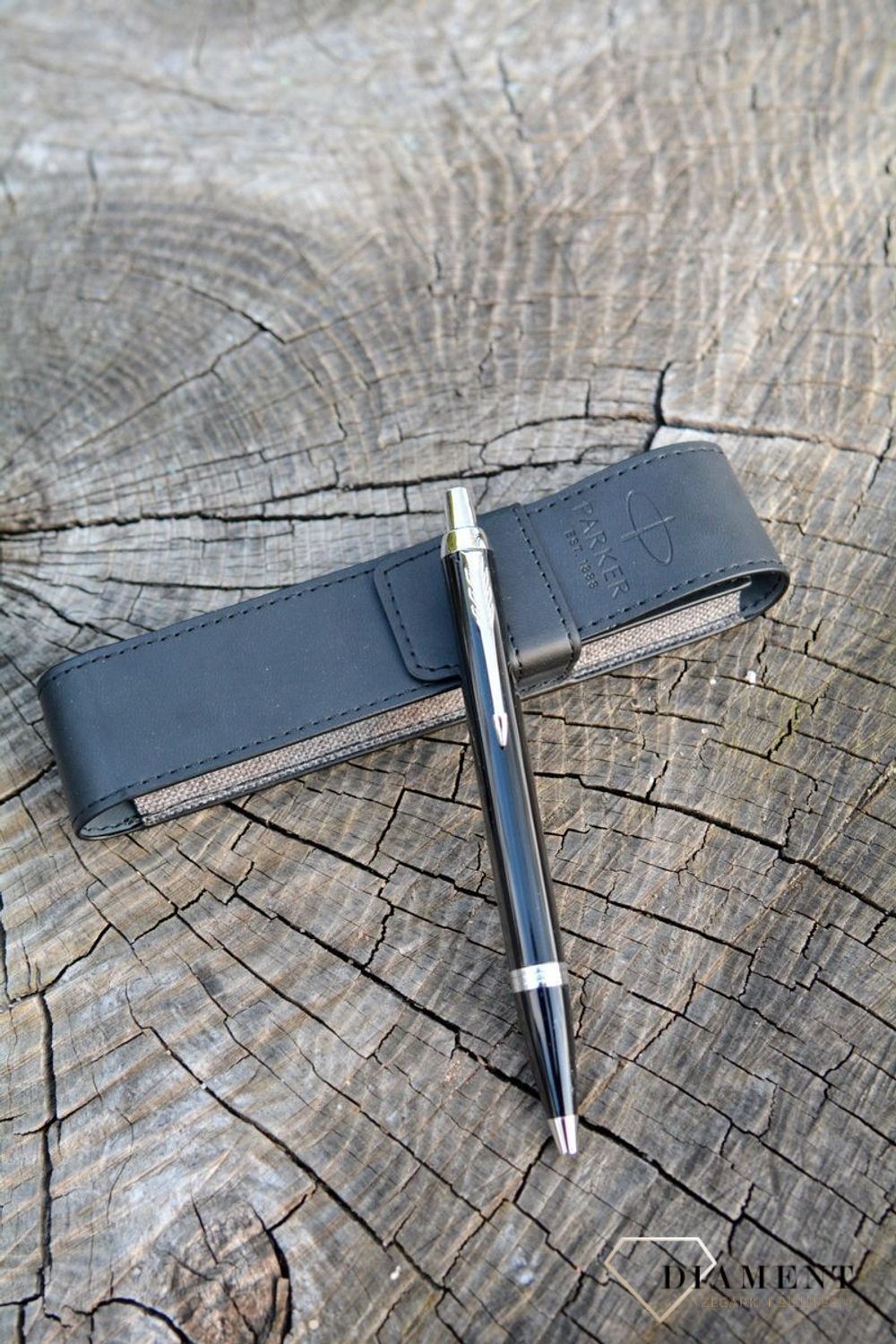 Zestaw prezentowy Parker Pióro wieczne Parker IM Czarne 2122003 z etui. Długopis Parker w czarnym kolorze ze srebrnymi wykończeniami to idealna propozycja dla kobiety jak i mężczyzny (2).JPG